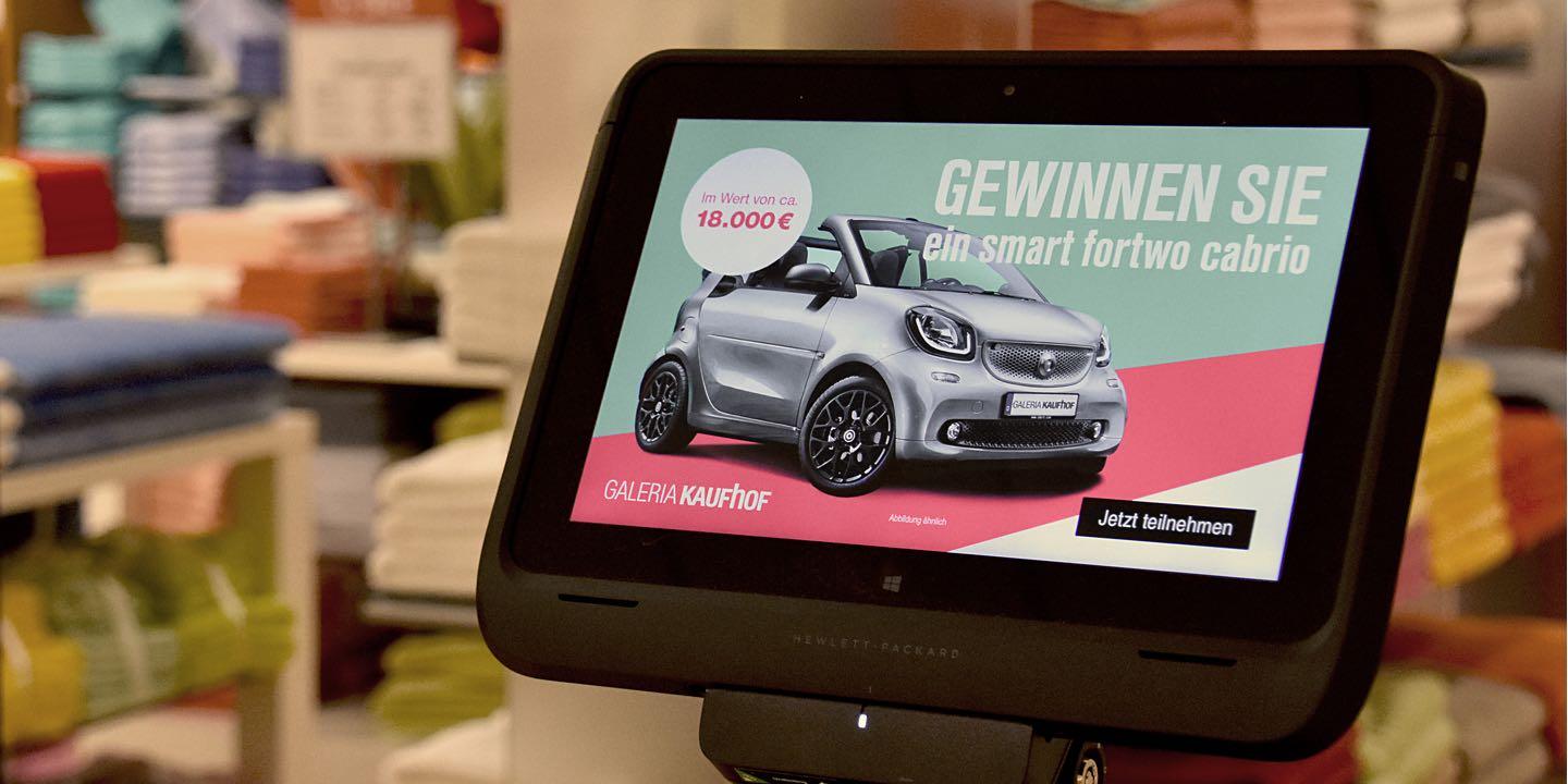 Smart-Gewinspiel in einem Tablet im Kaufhaus