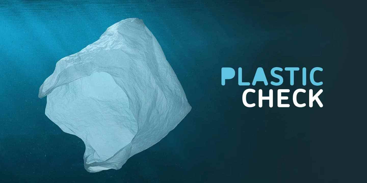 Eine im Meer schwimmende Plastitüte. Auf dem Bild steht "Plastic Check"