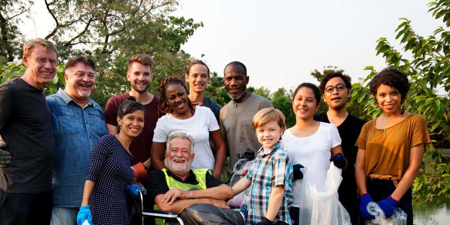 Eine diverse Gruppe von Menschen in einem Park