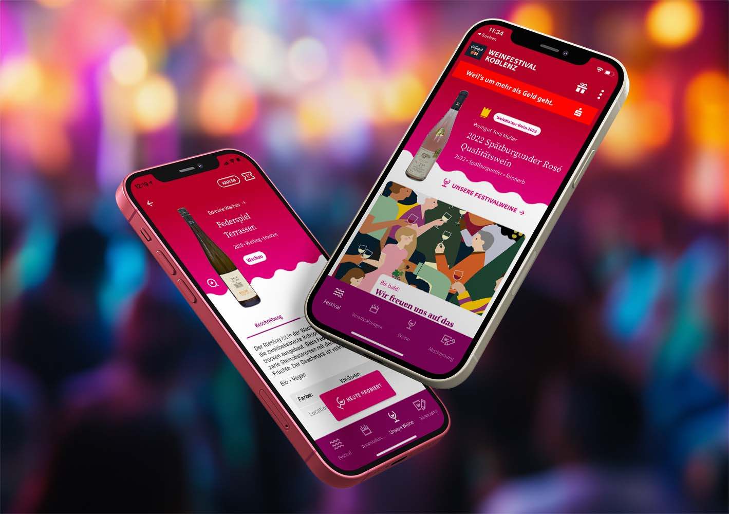 Zwei Smartphones mit jeweils einem Wein in der App. Im Hintergrund sind verschwommene bunte Lichter bei Nacht zu sehen.