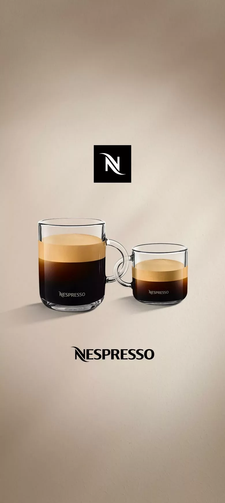 Zwei unterschiedlich große Gläser, die mit Café gefüllt sind. Darüber und darunter befindet sich das Signet und das Logo von Nespresso.