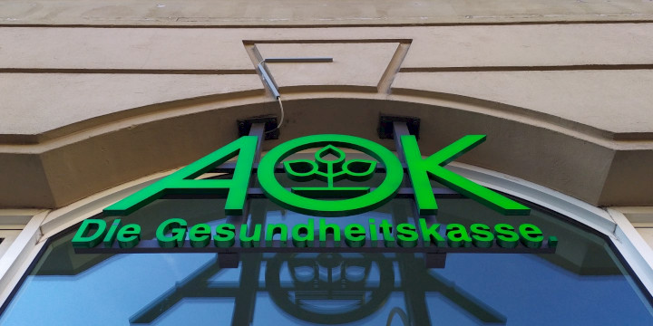 Frontansicht einer AOK-Filiale mit großem Logo