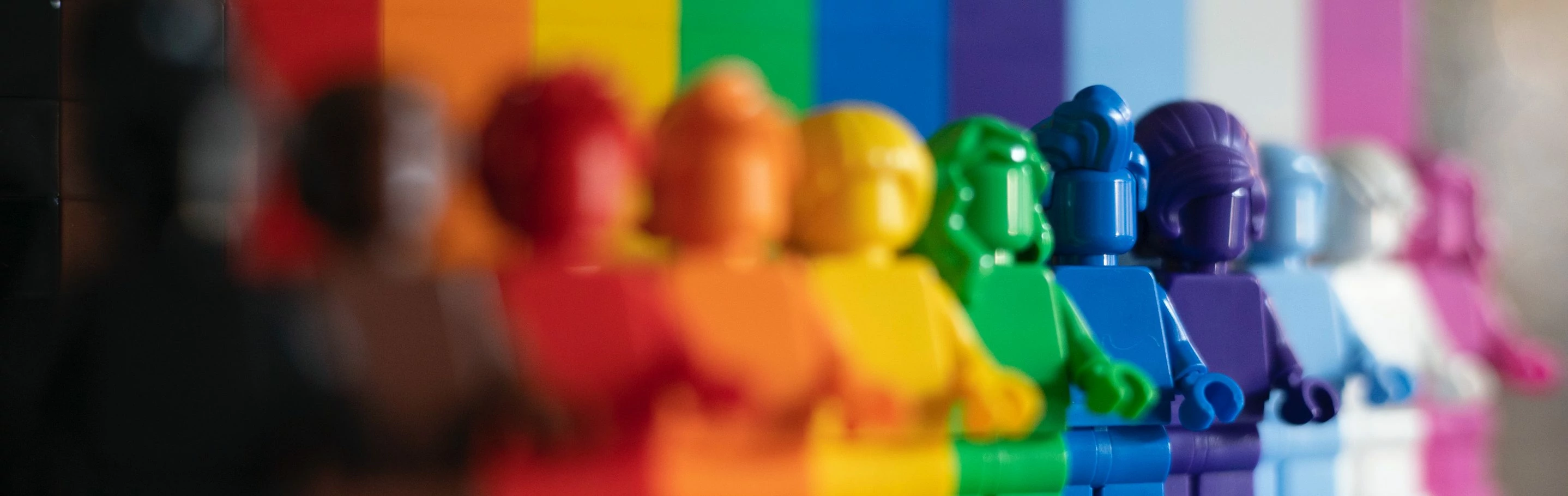 Eine Reihe von Lego-Figuren in unterschiedlichsten Farben